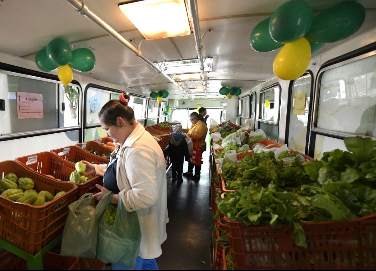 Ônibus com a feirinha do Programa Lixo que Vale