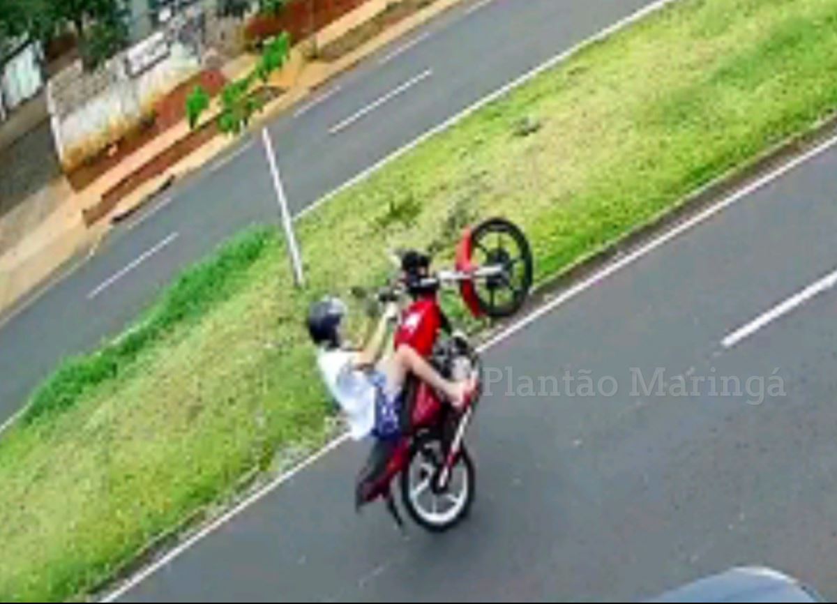Vídeo mostra jovem empinando moto na frente da viatura da PM, em Maringá