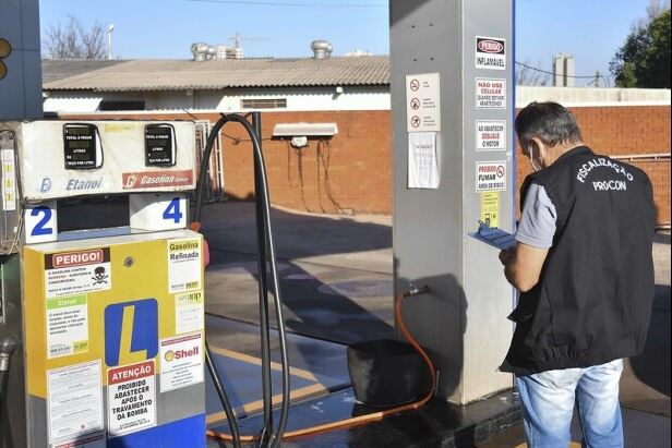 Gasolina pode custar de R$ 6,49 até R$ 6,88, informa pesquisa do Procon