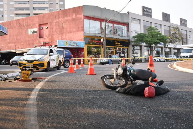 Simulação de acidente desperta atenção de motoristas na Praça Miguel Rossafa