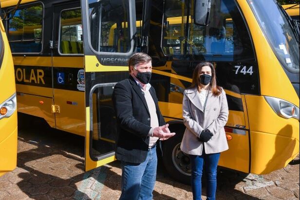 Educação de Umuarama recebe quatro ônibus novos para o transporte escolar