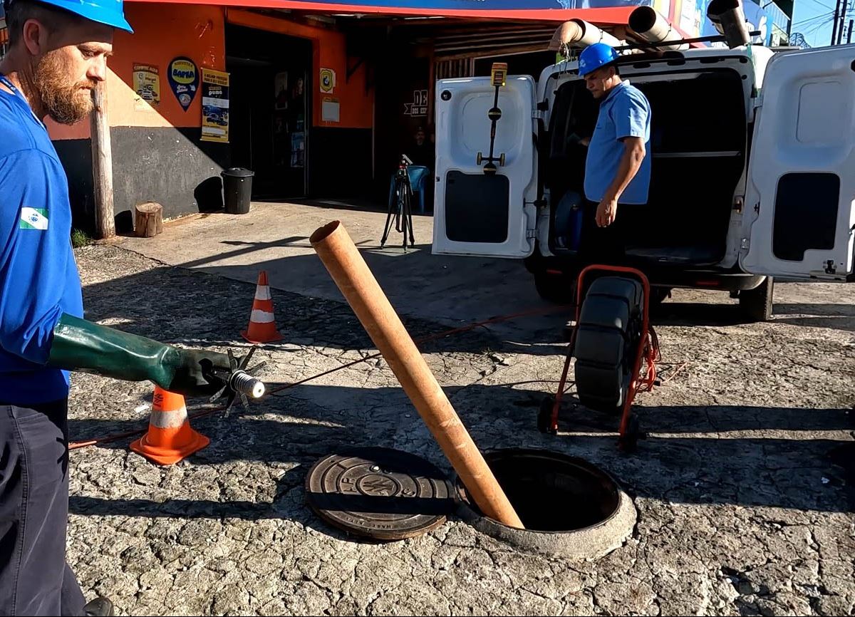 Sanepar alerta que lixo na rede de esgoto causa obstrução e danos ao meio ambiente