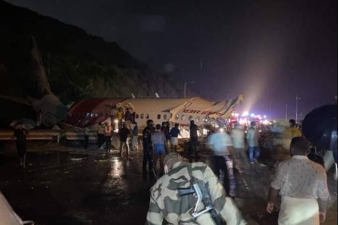 Avião se parte ao pousar na Índia; 20 mortes confirmadas
