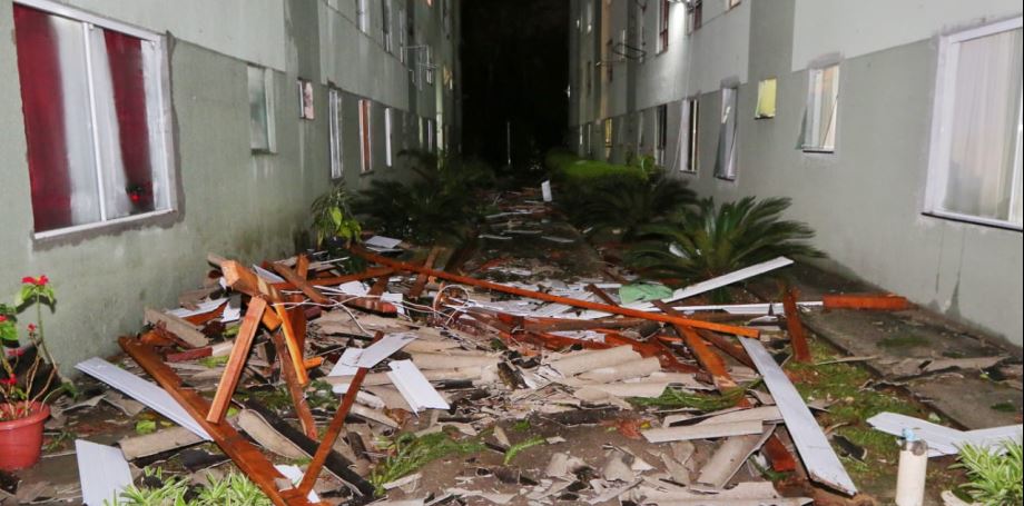 Ciclone extratropical faz dia virar noite e causa destruição na Grande Curitiba