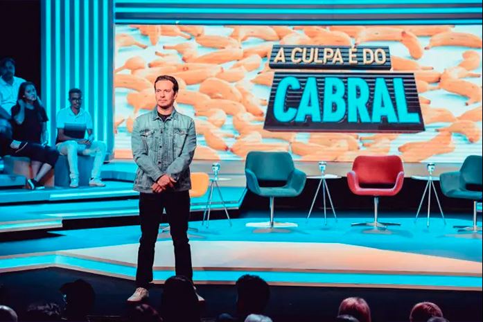  No Palco de Umuarama: Fabiano Cambota Arranca Risadas com Seu Show de Humor