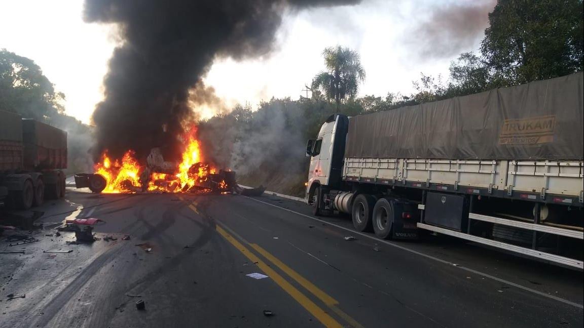 Acidente entre cinco carretas provoca morte e incêndio na Rodovia do Xisto. (Vídeo)