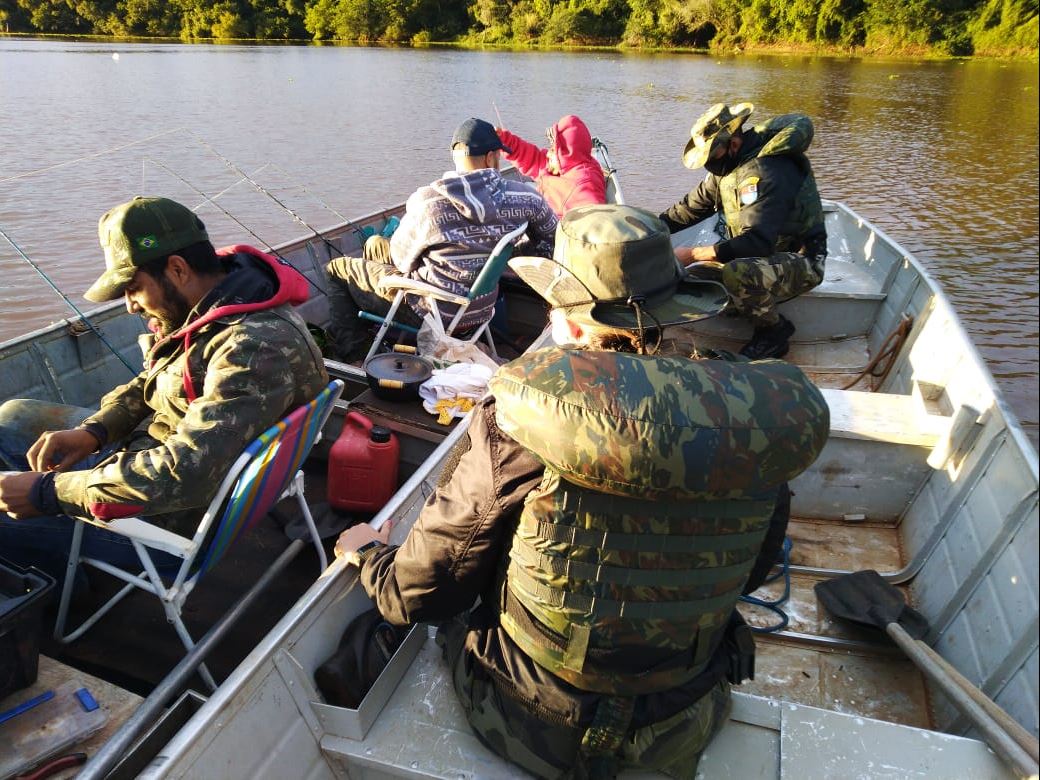 Operação da Polícia Ambiental prende uma pessoa por pesca predatória no rio Ivaí